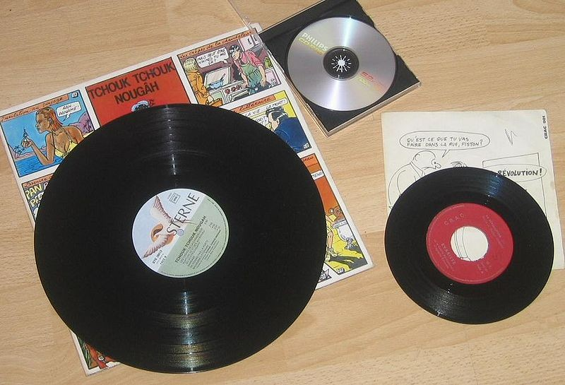 Vinylové gramofonové desky meddeska Pro dvoukanálovou stereofonii se kombinovaly oba způsoby (dva kanály) záznamu zvuku.