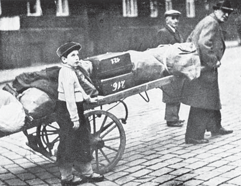 Vězni na cestě z nádraží v Bohušovicích do Terezína (až do roku 1943