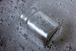 SKLENICE UMÝVÁNÍ Pokud chcete použít staré sklenice, je nejprve třeba odstranit etikety. Sklenici jednoduše potopte do horké mýdlové vody, etiketa se za chvíli odlepí.