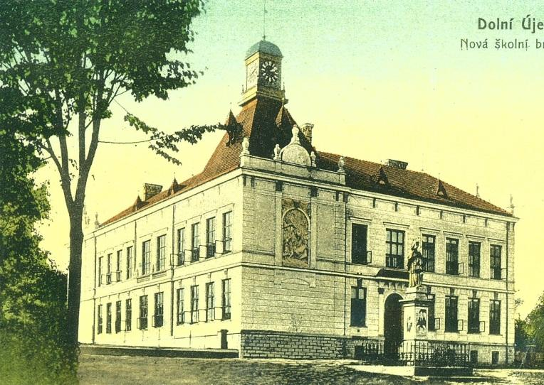 Trochu historie První žáci vstoupili do ZŠ v září 1910. Škola měla 7 tříd vytápělo se v kamnech na uhlí.