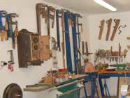 Repase a repliky historických truhlářských prací Pan Miroslav Chlouba se zabývá renovací dřevěných prvků historických objektů, přičemž svou práci doplňuje i opravou a tvorbou kování a dalších