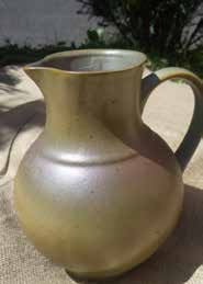 Originální autorská keramika ze Zaječic Autorská keramika ze Zaječic zahrnuje jednak na hrnčířském kruhu ručně vytáčené užitkové i dekorativní hrnčířské výrobky misky, talíře, pokličky, hrnky,