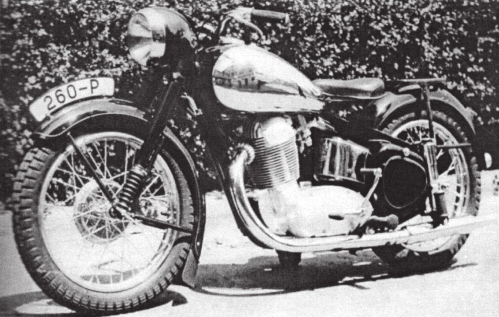 1. kapitola Vývoj čtyřdobých motocyklů Jak jsme se už zmínili v úvodu, během druhé světové války vznikly nejen prototypy dvoudobých strojů, ale bylo postaveno i několik prototypů motocyklů poháněných