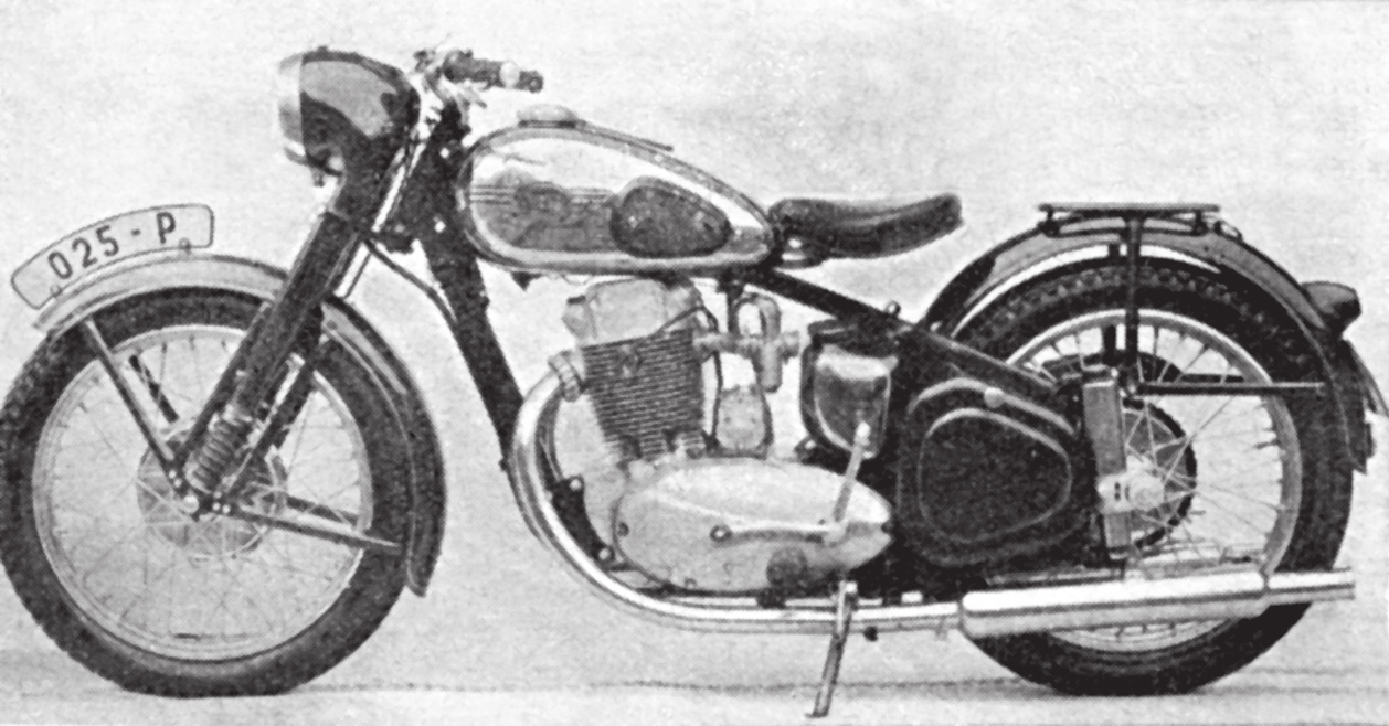 Vývoj čtyřdobých motocyklů Nejčastěji fotografovaný prototyp Jawa 500 OHC 025-P ložiskách, oproti sériovému provedení neměla oddych z klikové skříně a odpadní hadička z olejové nádrže, která měla