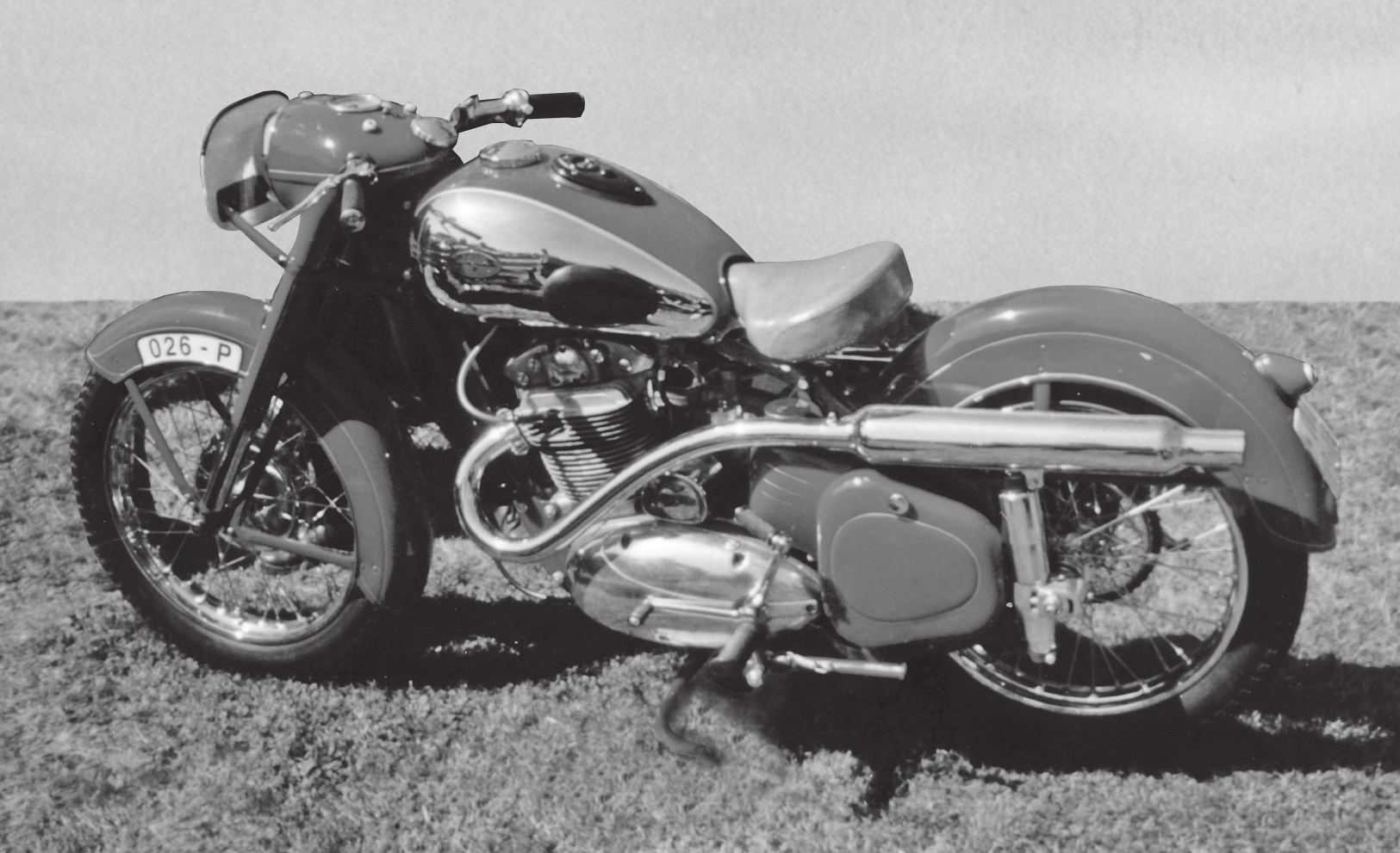JAWA 500 OHC Nepříliš kvalitní fotografi e je převzata z časopisu Motocykl z roku 1950 a zachycuje originální podobu stroje s označením 026-P startujícího na Heinzově soutěži v roce 1950.
