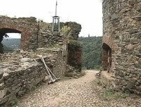 Na zámku je k vidění stálá expozice Karla Čapka, který na zámku v roce 1917 působil jako vychovatel. Původní hrad vznikl ve 13. století.