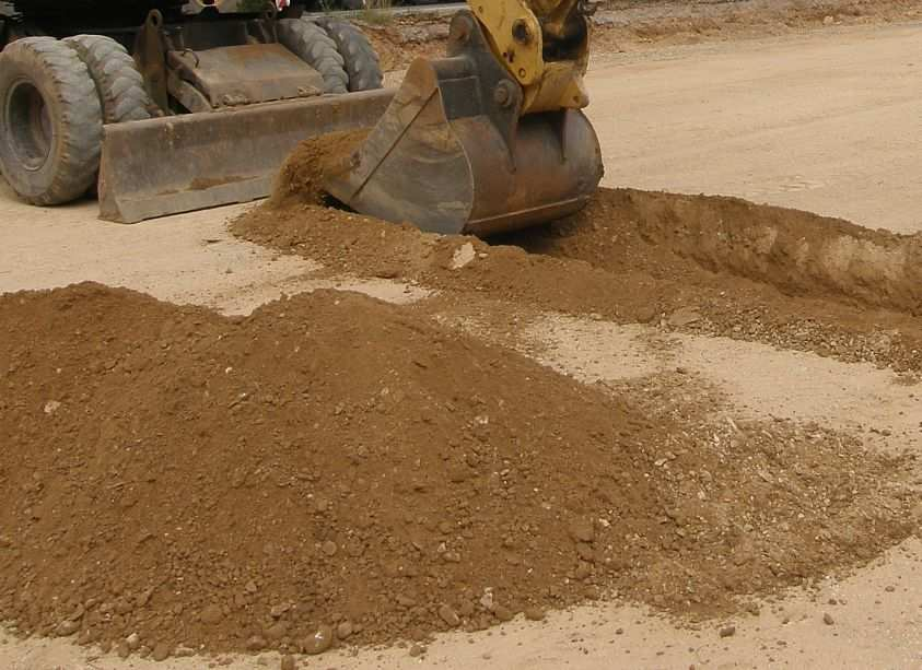 Poté, co jsme si ověřili, že vrstva je zhutněna dobře, a není tedy nutné skrývat 25 cm, hutnit a navézt zpět,