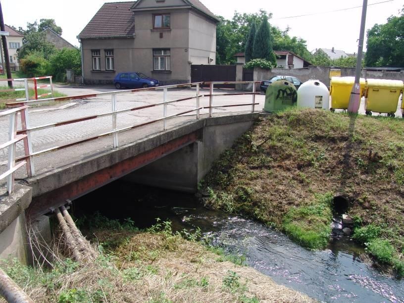 Silniční most Nábřeží MVK3 F10 Výtoková strana silničního mostu v ulici Nábřeží na levém břehu vyústění dešťové kanalizace.