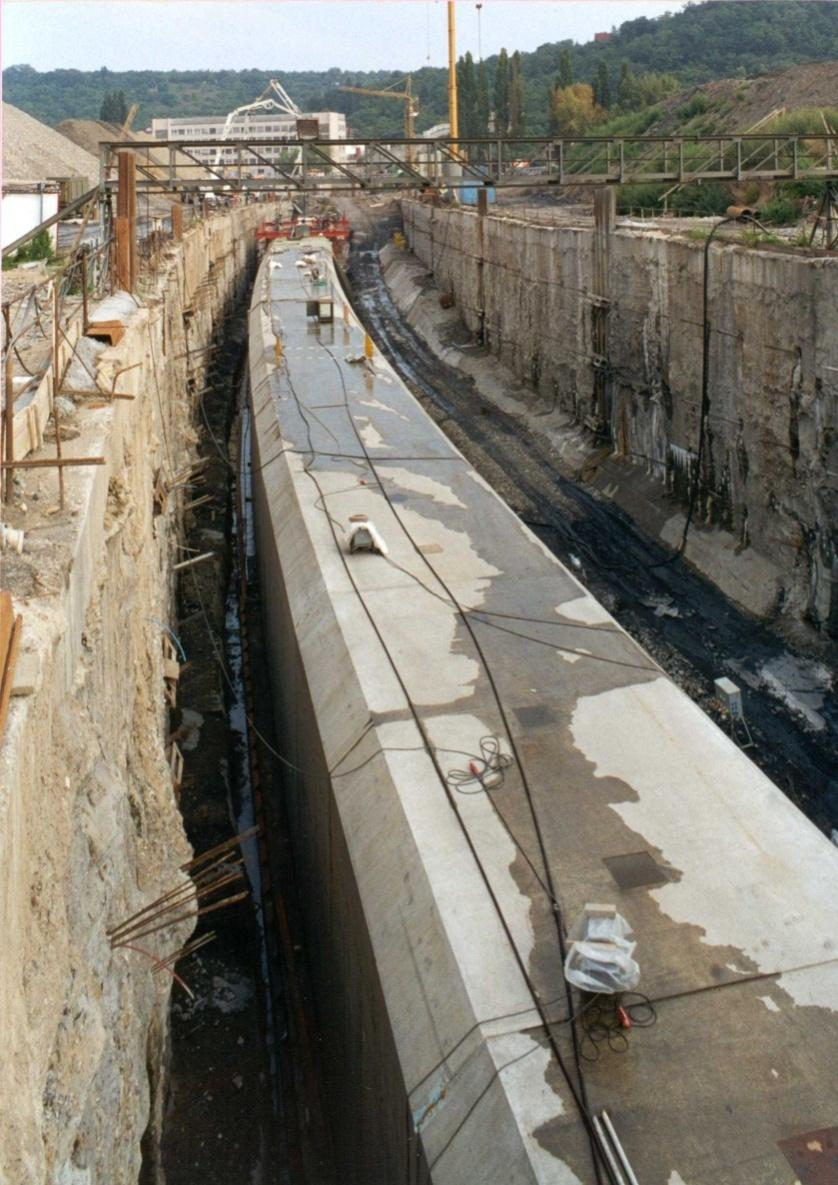 Aplikace: tunel metra betonový tunel metra pod řekou Vltavou v Praze (2002) cíl: určit potřebnou hmotnost barelů s vodou k minimalizaci nebezpečí