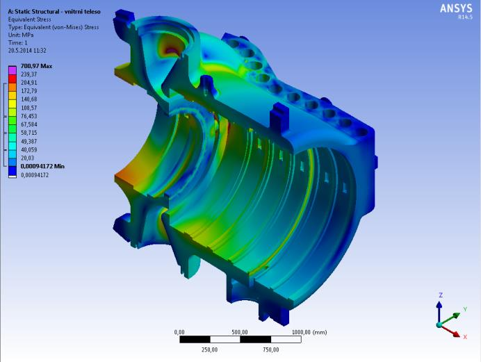 tak k lokálnímu zpevnění materiálu. Toto řešení by ale vytvářelo velké lokální napětí, které by mohlo způsobit iniciaci trhlin a vést k poškození vnitřního tělesa. Obr. 19 Celkové deformace Na obr.