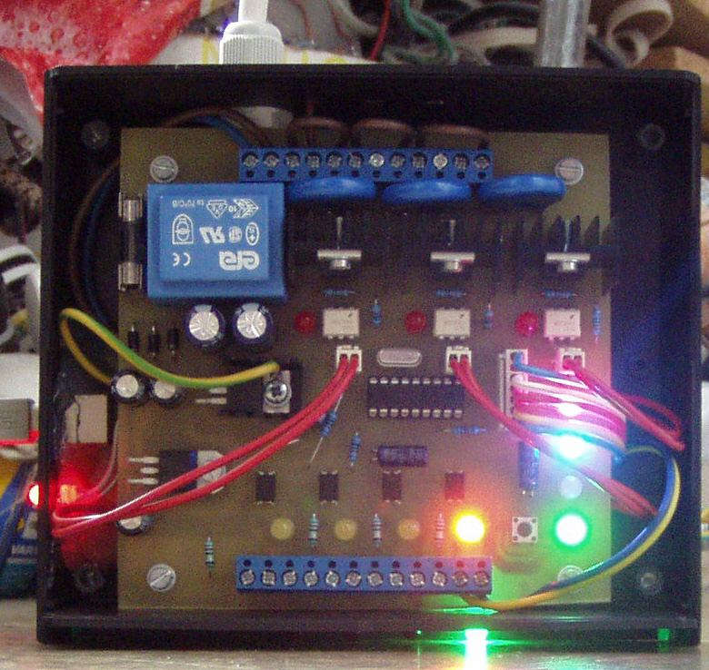 SSR4x3 programovatelné USB relé se Solid State Relay Základní vlastnosti 1. tři Solid State Relay výstupy 16A / 250V AC vhodné pro spínání motorů a topných těles 2.