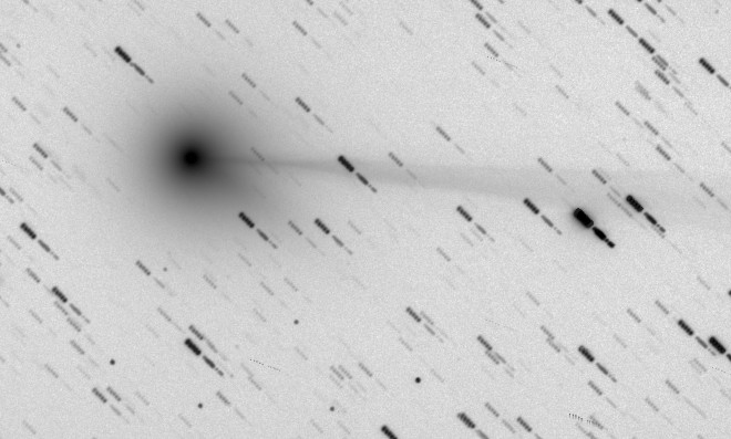 Baronesa čtvrtletník Hvězdárny barona Artura Krause DDM DELTA Pardubice, ul. Gorkého Podivný černobílý obrázek zachycuje v inverzních barvách blížící se vlasatici, kometu C/2009 R1 McNaught.