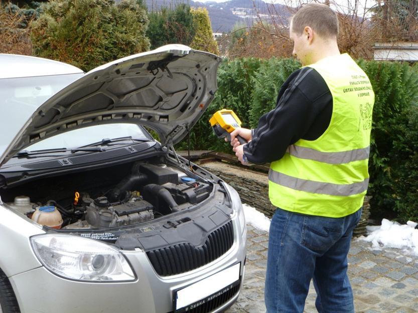 Obr. 2 Měření automobilu Fig. 2 Car measurement Pro experiment byly hraniční teploty okolí uvažovány následovně: teploty letní, tzn. teploty okolí nad 20 C, teploty podzimní, tzn.