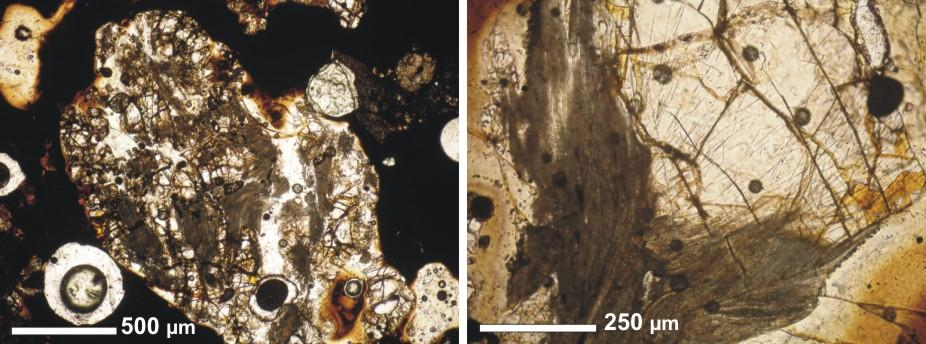 Obr. 14: a) lišty pyroxenu (tmavě šedá) ve skle (světle šedá) ve vzorku 2.6 (tab. 3, anal. 37); b) světle hnědá jehlice ve vzorku 2.1 (tab. 3, anal. 2) (BSE, foto R. Škoda).