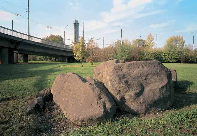 Ostravsko OKRES OSTRAVA Uskupení bludn ch balvanû, v pozadí radniãní vûï mûsta Ostravy. Na pfiedcházející stranû: Soutok fiek Odry a Ostravice.