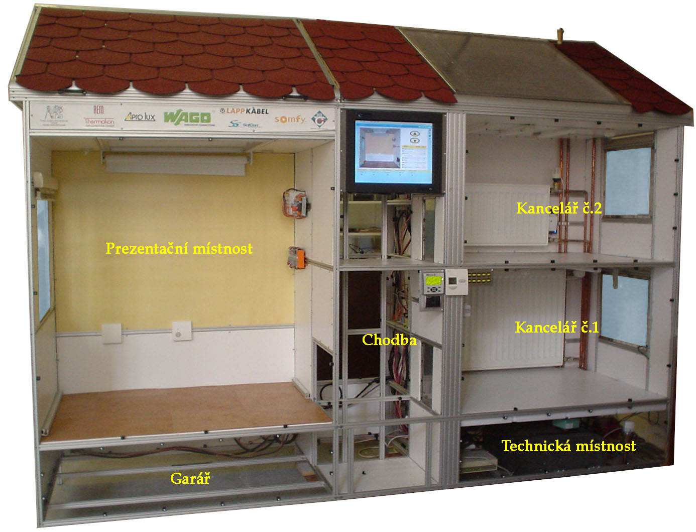 Obrázek 8 - Model administrativní budovy EnOcean je bezdrátová radiová technologie pracující na frekvenci 868.3 MHz. Cílem této technologie je používání alternativních zdrojů energie namísto baterií.