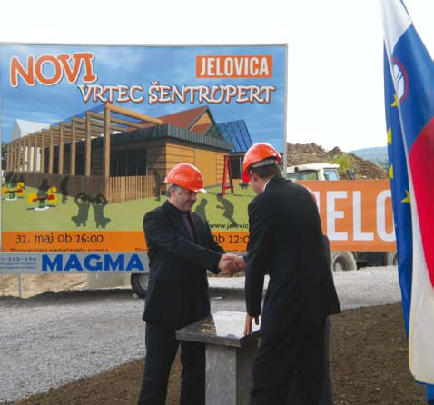 Temeljni kamen za prvi v celoti lesen vrtec že stoji Podjetje Jelovica hiše se ponaša s 55-letno tradicijo in tako sodi med evropske pionirje na področju energijsko varčne gradnje.