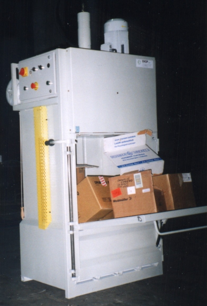 Vertikalne Vertikalne stiskalnice so prilagojene, za stiskanje manjših kolièin odpadnje embalaže ter drugega odpada in potrebujejo manjšo delovno površino.