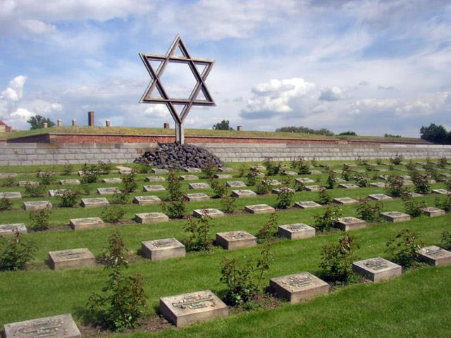 VÝLET : TEREZÍN, ŘÍP 7. června navštívili žáci naší školy Terezín, původně vojenská kasárna založená Josefem II., nacisty přebudována v době II.