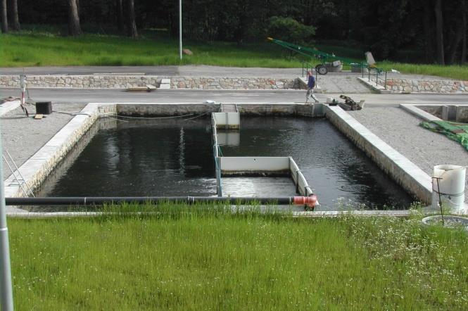 či betonových žlabech (např. Velká Losenice či Pravíkov). Airlift je zpravidla umístěn naproti přítoku před výpustní zařízení.