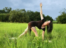 "Kundalini jógu neboli jógu vědomí přinesl na Západ v roce 1968 Yogi Bhajan z Indie. Od té doby se rozšířila její výuka takřka po celém světě.