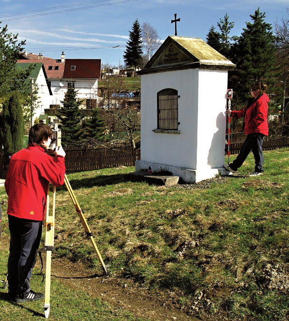 35 Na základě schváleného plánu vzdělávání v resortu ČÚZK v roce 2011 realizoval personální odbor celou řadu vzdělávacích aktivit pro zaměstnance resortu a ČÚZK.