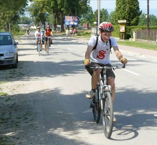 První kilometry vedly v rovinatém terénu podle Váhu přes Liptovskou Teplou do Bešeňové. Za obcí s termálním koupalištěm byla plánovaná odbočka na Vlášky, Havránok k rozcestníku u Bobrovníku.