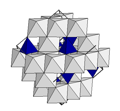 Struktura se skládá z do krychle uspořádaných kyslíků, v nichž je kationty obsazena jedna čtvrtina tetraedrických pozic (pozice A) a polovina oktaedrických pozic (pozice B).