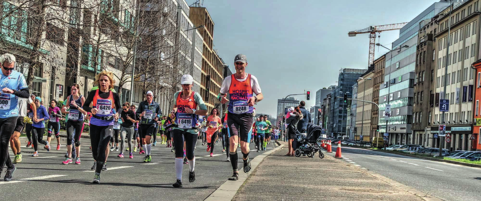 LÉKAŘ HOSPICE NA TRATI VOLKSWAGEN MARATON PRAHA 2016 Na trati všech závodů série RunCzech, na které letos Hospic sv. Jana N. Neumanna prodává startovné, uvidte primáře hospice MUDr. Petra Koptka.