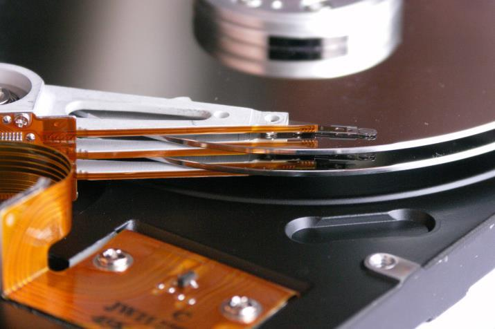 HARDDISK - HDD Je hlavní záznamové médium, jsou na něm uložena všechna data, která se v