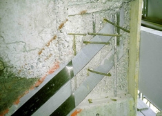 APLIKACE NSM POD POVRCH UMÍSTĚNÉ VÝZTUŽE Vsazování Sika CarboDur tyčí nebo lamel do betonu, dřeva nebo zdiva metodou NSM má mnoho výhod: Skvělé ukotvení konců Není nutná žádná následná ochrana Nemění