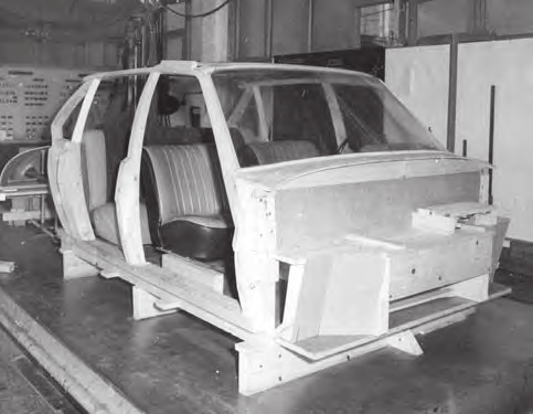 Dřevěná maketa prostoru pro cestující z května 1967 Uvnitř nechyběl volant, pedály a atrapa palubní desky
