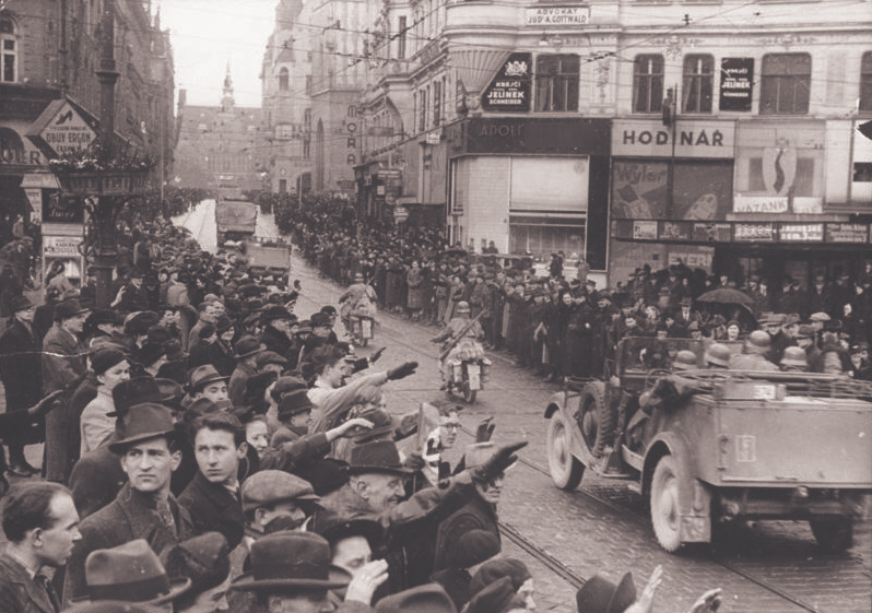 18. Polovica marca 1939 bola v strednej Európe veľmi hektická. Priraďte ku každému dátumu udalosť, ktorá sa vtedy odohrala. a) 14. marec.... b) 15. marec.... c) Ktorá z nich je na priloženej fotke?