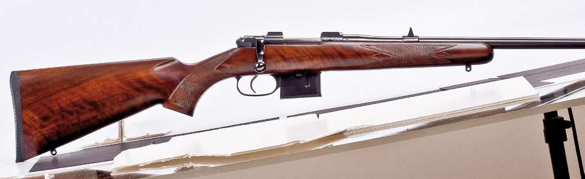 CZ 527 CARBINE Model CZ 527 Carbine je svou hmotností a velikostí předurčen do stísněných podmínek lovu a k pohotové střelbě na kratší a střední vzdálenosti.