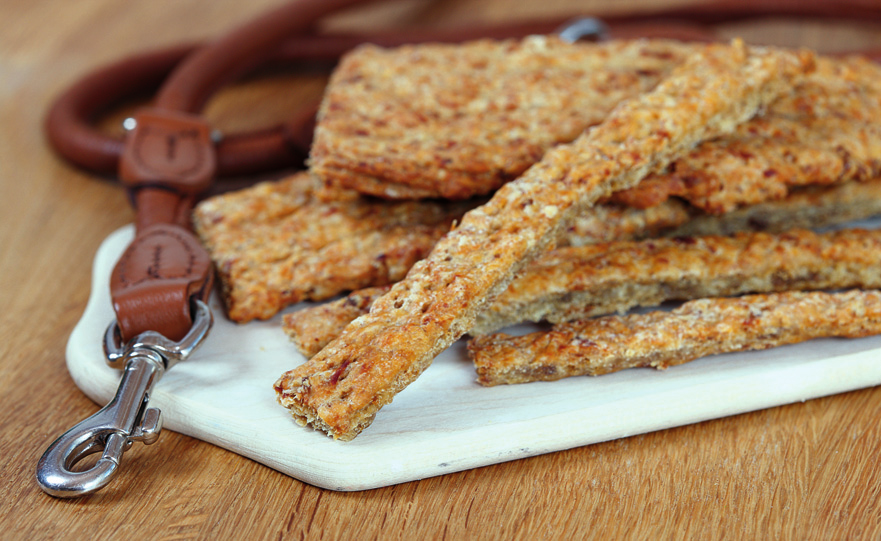 16 Špaldové párečky Přísady: 250 g špaldové mouky Ideální odměnou při tréninku jsou tyto sušenky především ve tvaru měkkých a snadno dělitelných proužků.