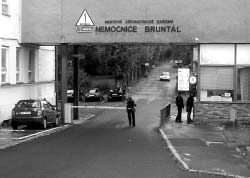 RÝMAŘOVSKÝ HORIZONT 8/2005 Zdravotnictví Bruntálská nemocnice jde do konkurzu, fiídit ji bude Nemocnice R mafiov Spoleãnost Euromednet získala 100 % akcií Nemocnice Bruntál pfii koupi akcií
