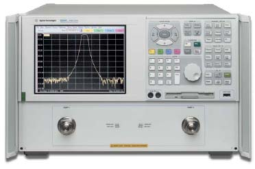 Obr. 39 Analyzátor Agilent E8364B. Graf závislosti S 11 parametrů na frekvenci, získaný výše popsaným způsobem, je zobrazen na Obr. 40. Obě rezonanční frekvence jsou zřetelné.