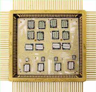 MCM 20 čipů digitálních obvodů a 600 mikrodrátkových propojení (substrát 25 x 25