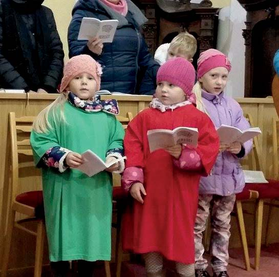 ným životem v Nazaretě, výběrem apoštolů, křížem, kterým přináší spásu, Eucharistií, ve které bude s námi přítomen až do konce světa.