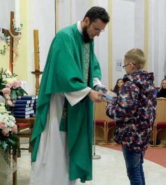 PŘEDÁNÍ KANCIONÁLŮ DĚTEM, KTERÉ SE PŘIPRAVUJÍ NA PRVNÍ SVATÉ PŘIJÍMÁNÍ V pátek 25. listopadu se ve mši svaté po kázání uskutečnil obřad PŘEDÁNÍ KANCIONÁLŮ.