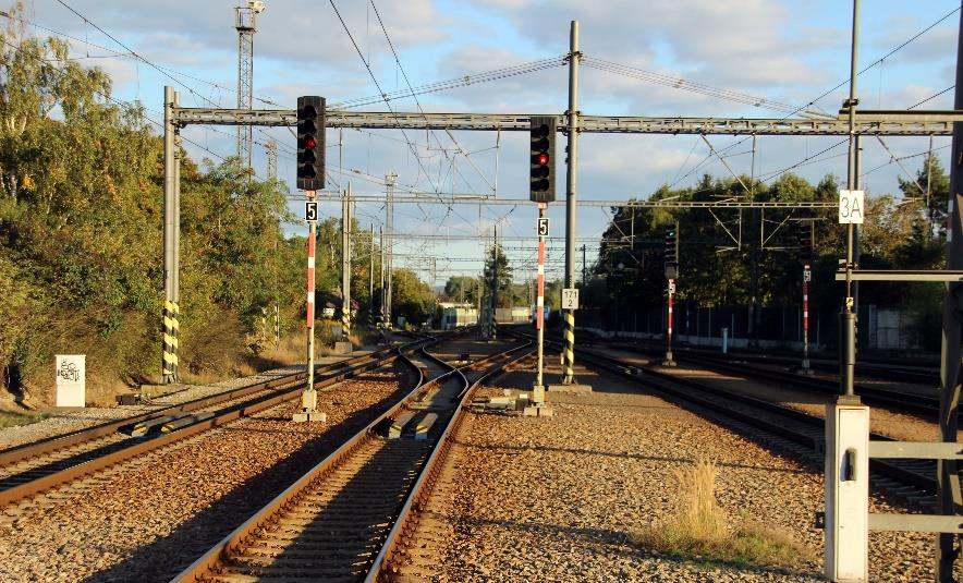 návěstidla umístění UMÍSTĚNÍ NÁVĚSTIDEL standardně ve směru jízdy vpravo od koleje, pro kterou platí