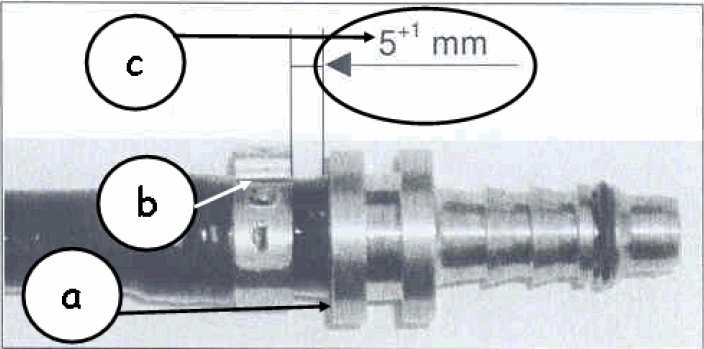 Konec trubky musí vyčnívat z upínadel (obr. 1f) 4 5 mm (obr. 1b); utahovací sílu svěráku lze nastavit pomocí regulačního šroubu (obr.