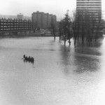 Obr. 2 Banská Bystrica v roku 1974 pod vodou... Pri tejto povodňovej udalosti bolo v povodí Hrona zaplavených 4650 rodinných domov a 64 000 ha pôdy ale aj 82 km ciest a 30 km železníc.