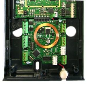 Připojení čtečky karet 2N Helios IP Vario (obj. č. 91371 U) je možné vybavit interní multifunkčním modulem se čtečkou RFID karet (obj. č. 9137430E).
