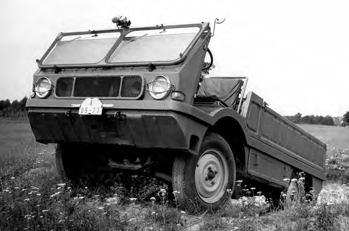 Škoda 998 Už od roku 1958 přicházely z ministerstva zemědělství požadavky na vývoj kompaktního automobilu, jenž by na venkově nahradil kdysi tak populární bryčky.