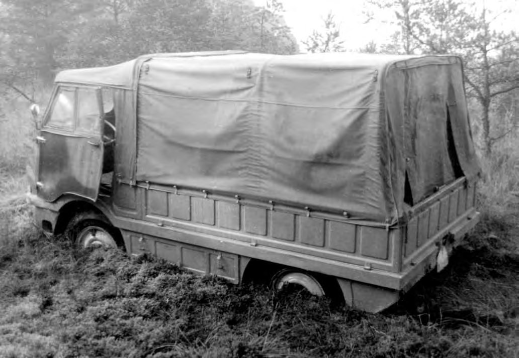 Po stranách korby byly sklopné lavičky I tohle si Agromobil musel