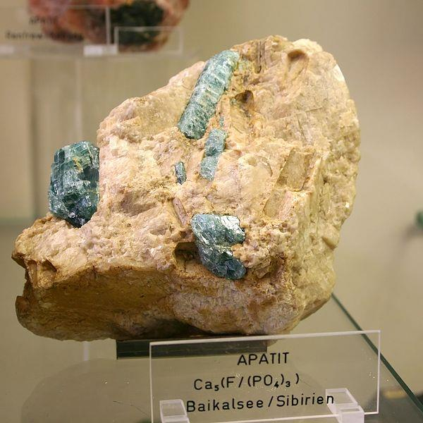 Fosfor Volně se v přírodě nevyskytuje Obsažen v minerálech apatit (Ca 3 (PO 4 ) 2 ).