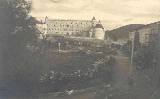 POHĽADY NA JUŽNÚ STRANU NÁMESTIA 19. Námestie SNP, pohľad zo severozápadnej strany námestia, v pozadí s budovou hotela asanovanou na prelome 30.- 40. rokov 20.