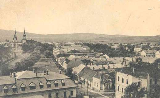 21. Pohľad na námestie z južnej strany v popredí s budovou hotela, asanovanou na prelome 30.- 40. rokov 20. storočia, 1920. Zvolene, sign. 753-P.