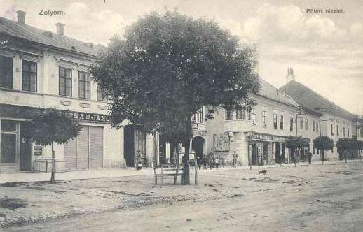 35. Dobová fotografia súvislej radovej zástavby meštianskych domov na východnej strane námestia, 1900. Zvolene, sign. 5137-H.